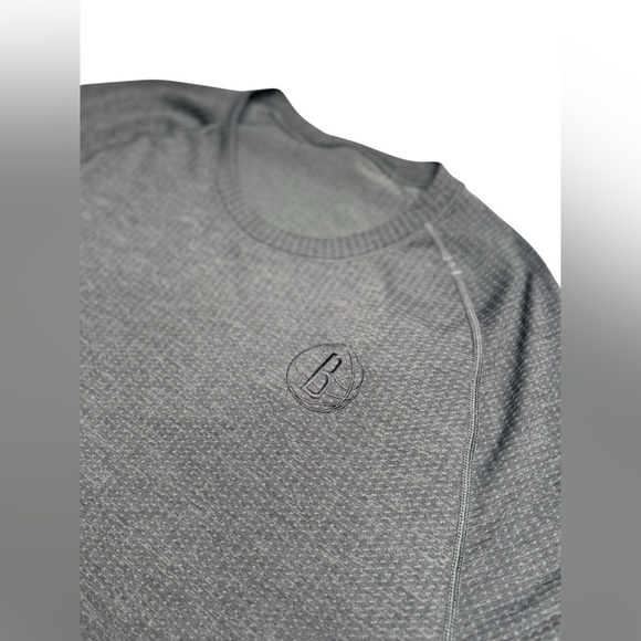 LULULEMON | MEN'S METAL VENT TECH SHORT SLEEVE - GREY in Large - Picture 4 of 8